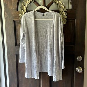 Lightweight open cardigan,No buttons, Side slits, 3/4 length sleeves, Light grey